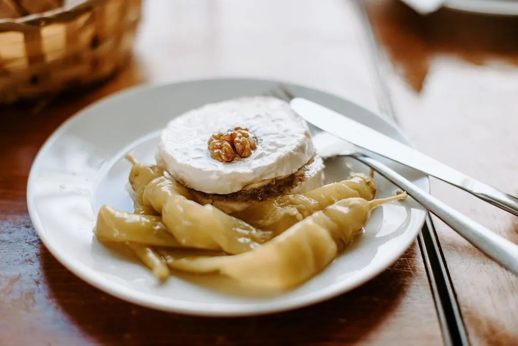 Lokal signature dishes Smažený sýr vyzrálý šest týdnů s naší tatarskou omáčkou
Řízek z kuřecích prsou smažený na másle, 180g
Nakládaný hermelín (7)